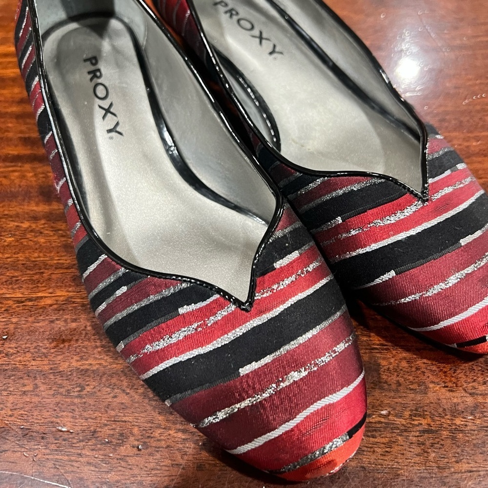 NWOT Proxy Striped & Sparkle Low Heel Sz 9W